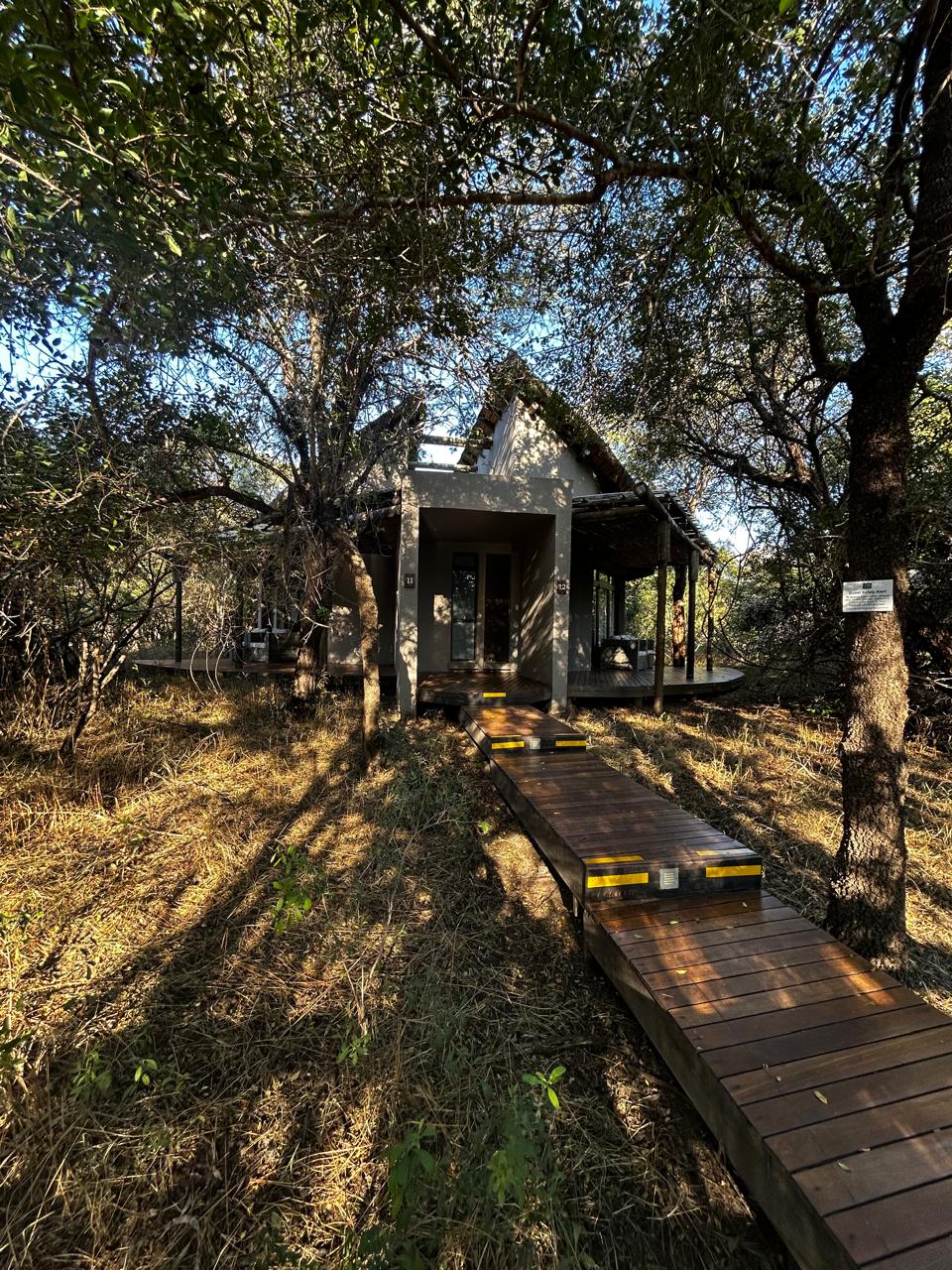 Chalé do lodge cercado pela vegetação da reserva