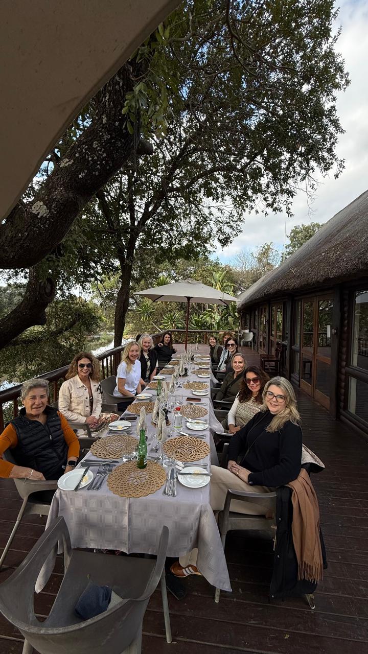 Mulheres do grupo reunidas para uma refeição no lodge