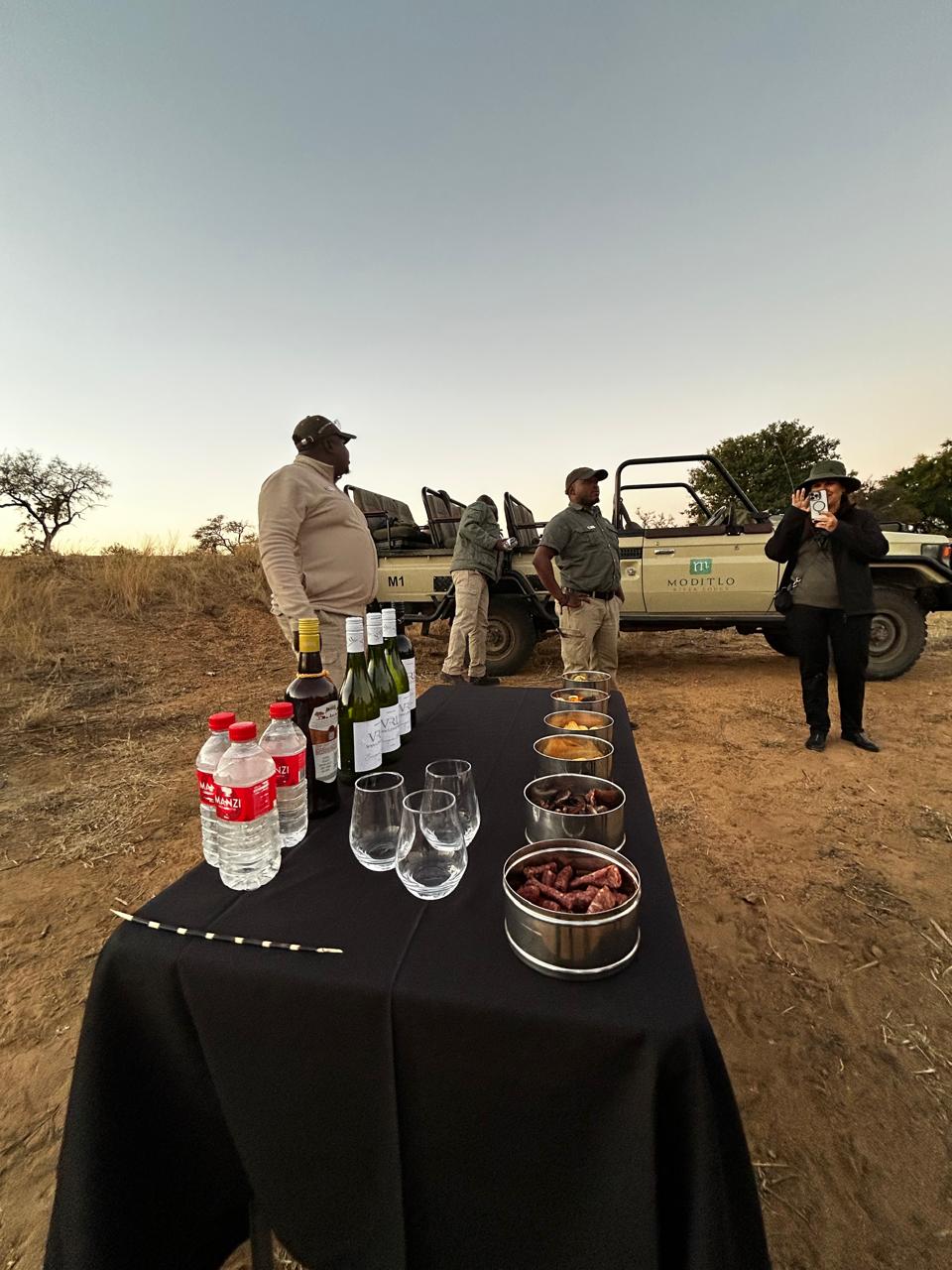 Mesa montada na savana para a parada do fim de tarde durante o safári